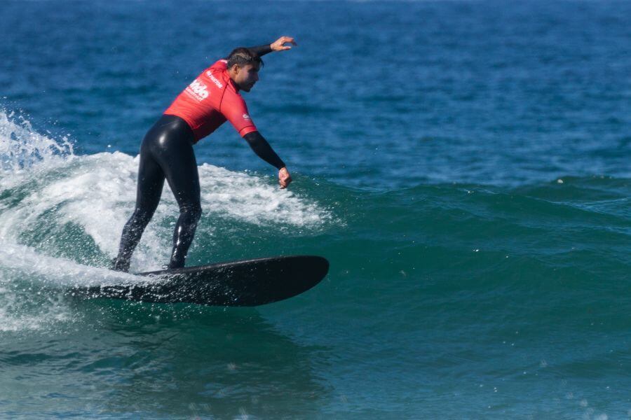 Cómo ponerse de pie en una tabla de surf: Pasos a seguir